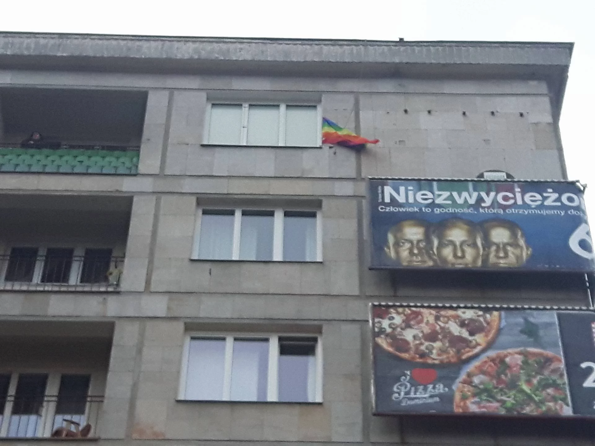 Tęczowa flaga nie mogła się spodobać maszerującym narodowcom.
