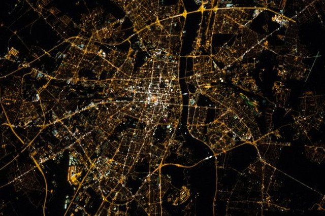 Piękne zdjęcia Warszawy wykonane z kosmosu przez Międzynarodową Stację Kosmiczną. Są tak dokładne, że można dojrzeć małe uliczki