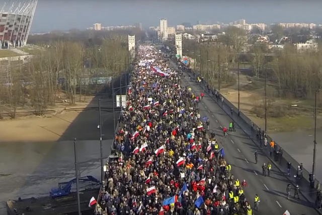 Sobotni marsz KOD widziany z drona.