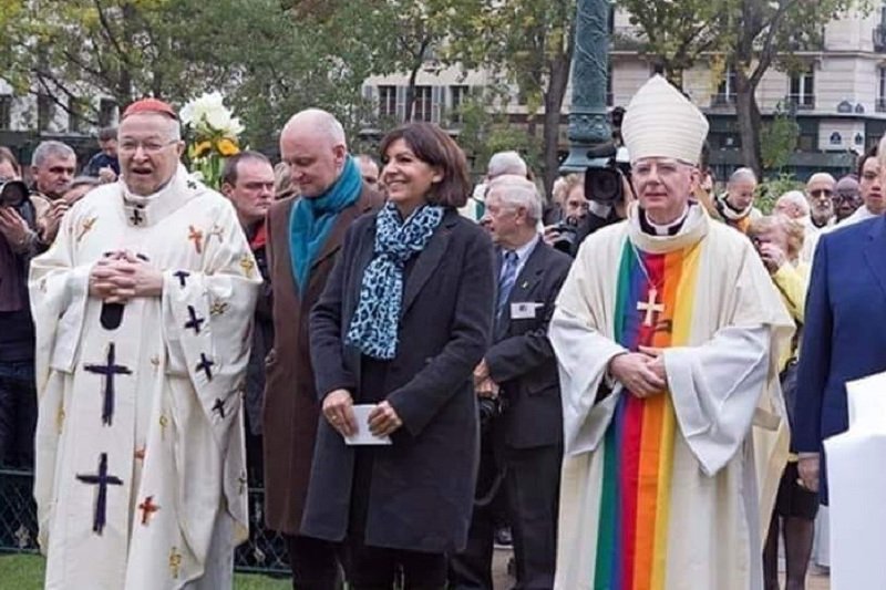 Abp Marek Jędraszewski w 2014 r. wystąpił w ornacie z symbolem tęczy.