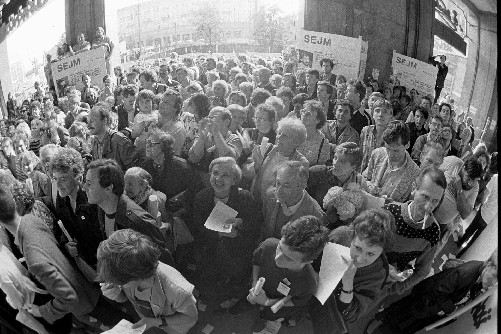5 czerwca 89, dzień po wyborach, przed siedzibą sztabu "Solidarności" na pl. Konstytucji w Warszawie.
