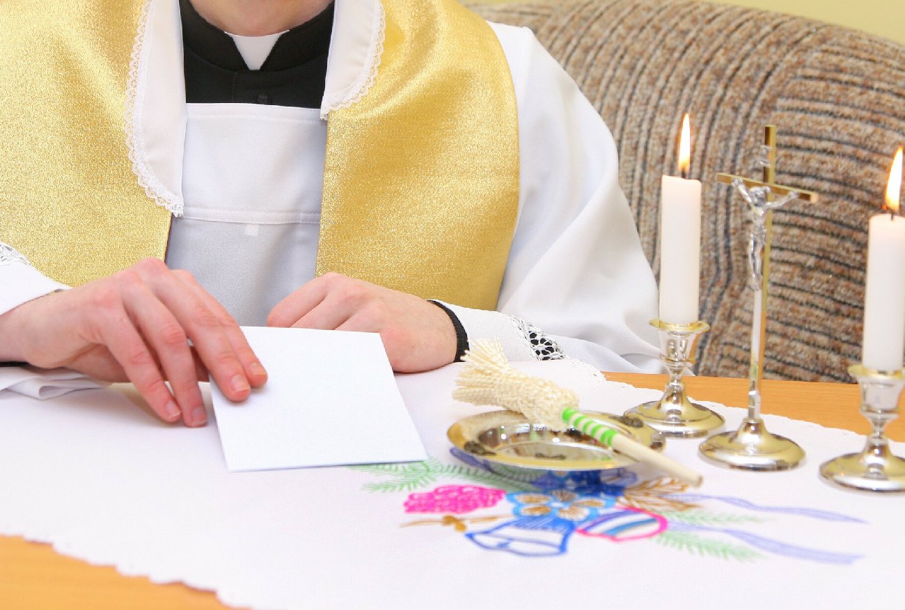 Ksiądz po kolędzie chce 100 złotych w kopercie.