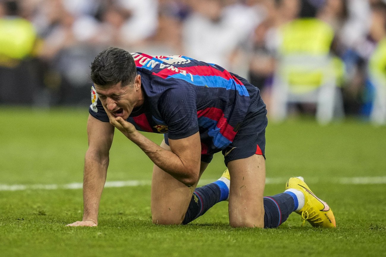 Robert Lewandowski dwoił się i troił, żeby FC Barcelona wywiozła z Madrytu jak najlepszy wynik.