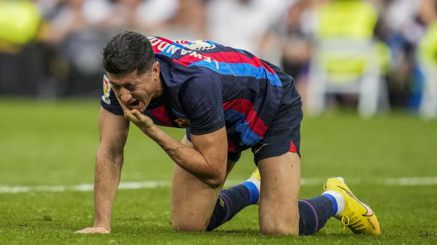 Robert Lewandowski dwoił się i troił, żeby FC Barcelona wywiozła z Madrytu jak najlepszy wynik.