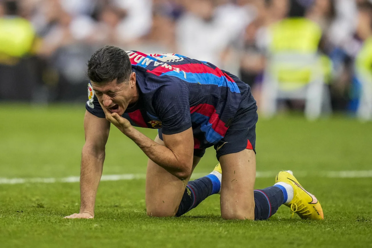 Robert Lewandowski dwoił się i troił, żeby FC Barcelona wywiozła z Madrytu jak najlepszy wynik.
