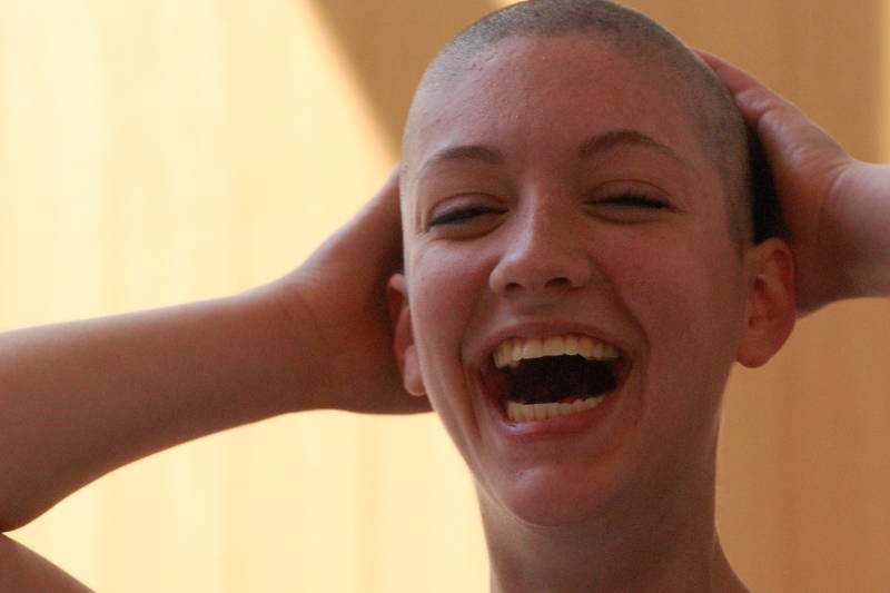 Fryzura G.I. Jane to dla niektórych panów marzenie. Kiedy tracą włosy zanikają widoczne przy tak krótko ostrzyżonej głowie - cebulki