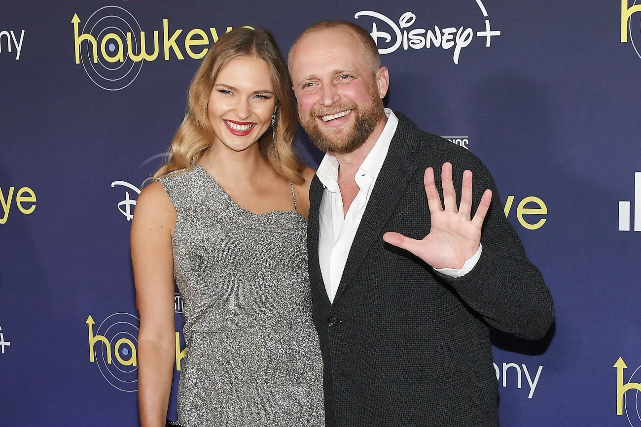 Piotr Adamczyk z żoną w Los Angeles. Premiera serialu "Hawkeye" Marvela