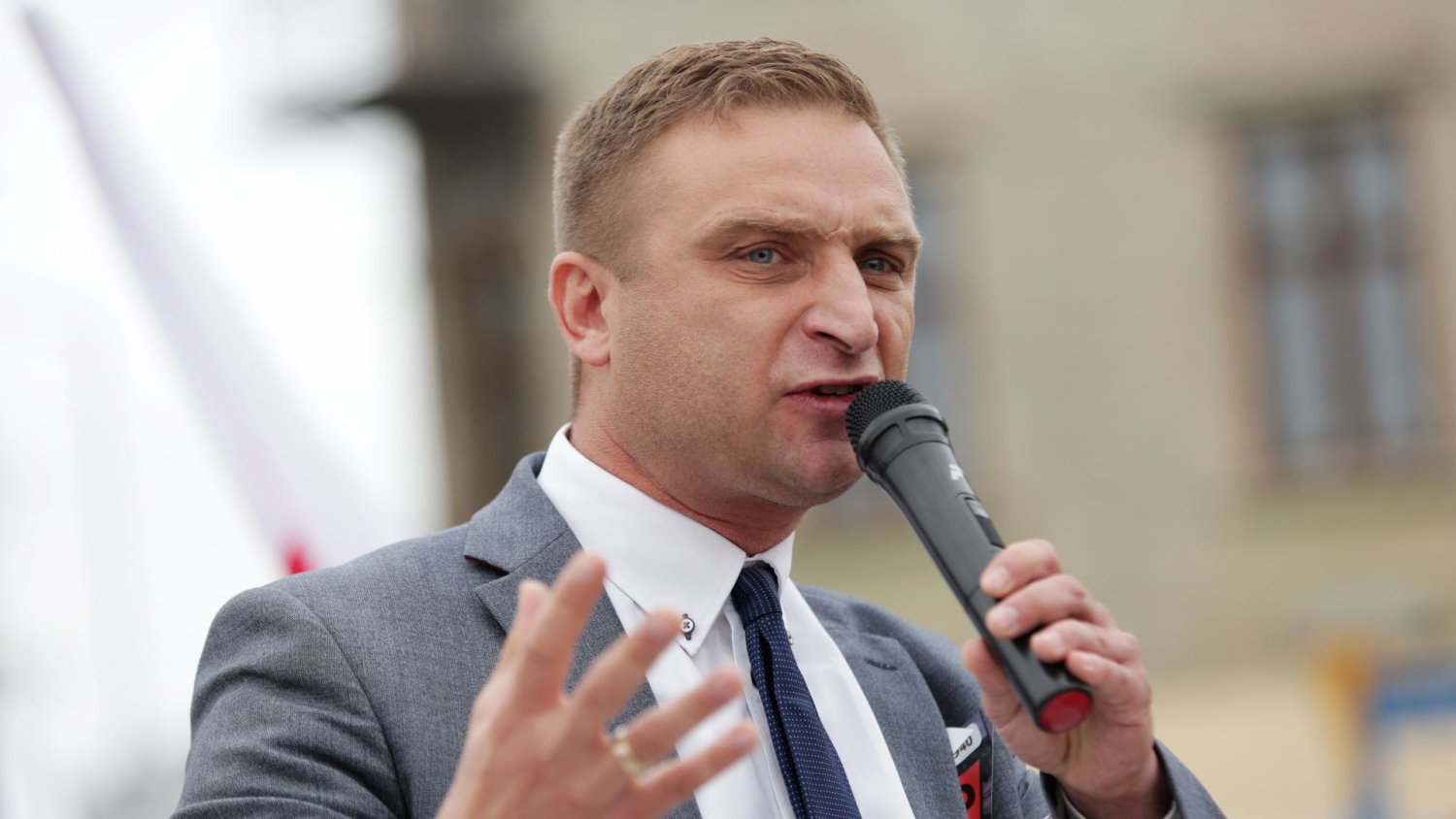 Robert Bąkiewicz wyrzucony z sądu na własnej rozprawie. Odstawił niezły cyrk