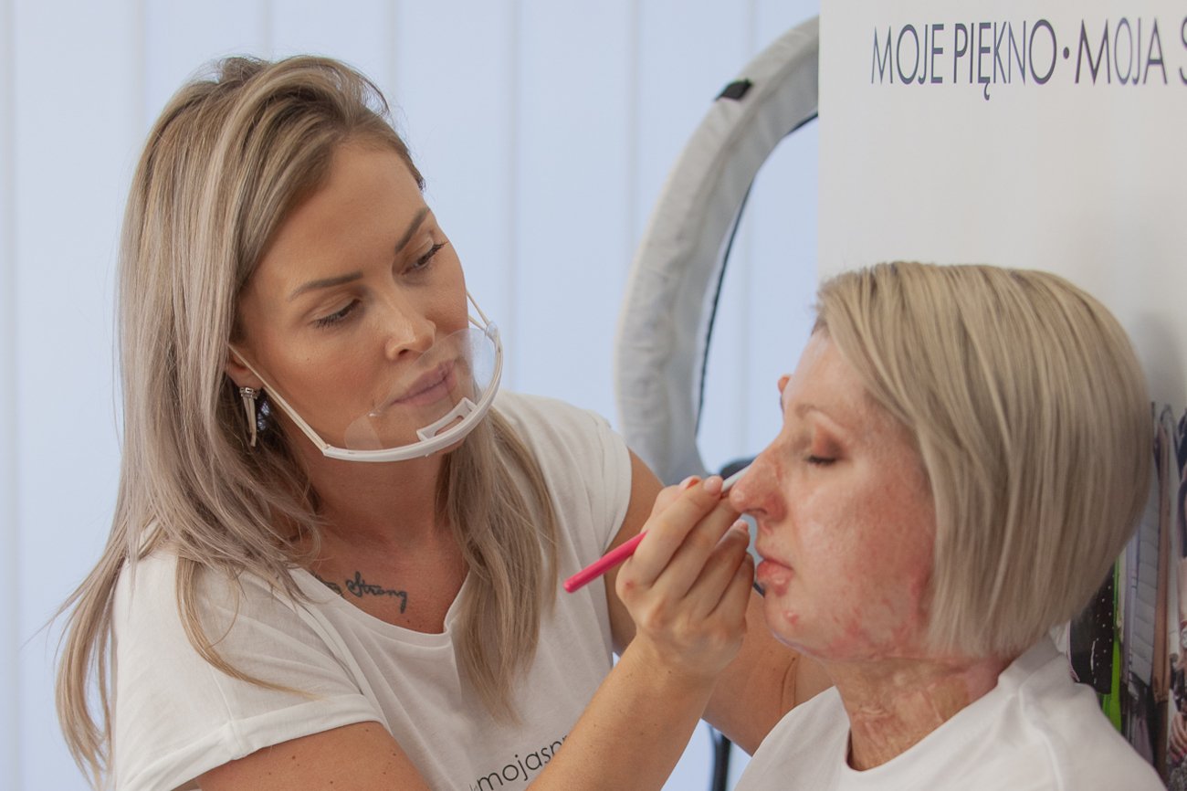 Sztab specjalistów pomaga kobietom poczuć się pięknie.