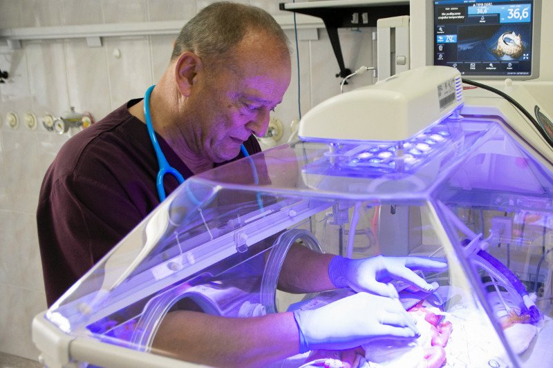 Doktor Riad Haidar ordynatorem oddziału neonatologii w szpitalu w Białej Podlaskiej był od 30 lat. Niedługo po tym, jak został posłem Koalicji Obywatelskiej, odsunięto go od tych obowiązków. Tak zdecydował dyrektora szpitala AdamChodziński.