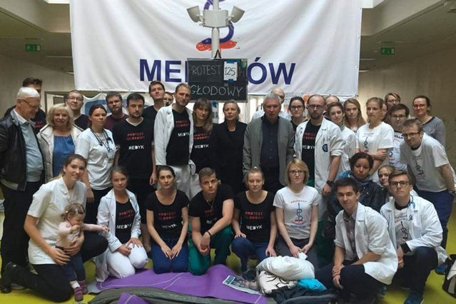 Młodzi lekarze prowadzili strajk głodowy. Walczyli m.in. o podwyżki, teraz ostrzegają nauczycieli.