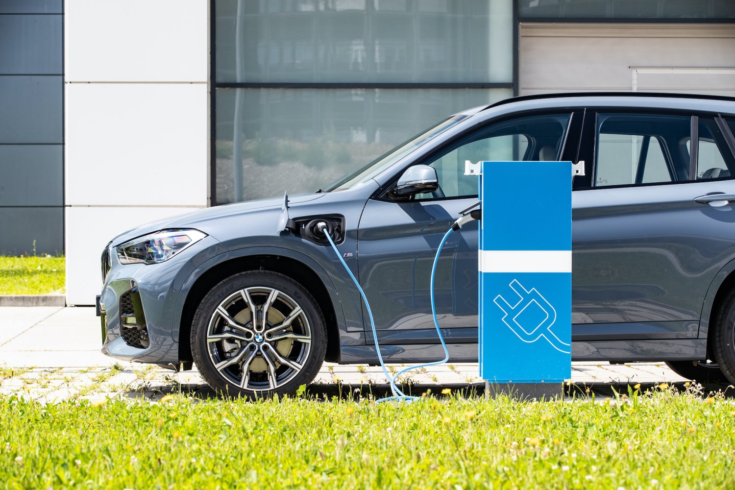 Hybrydy plug-in od BMW mają szereg zalet.