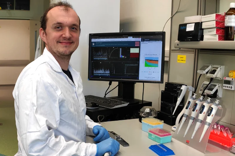 Dr Łukasz Rąbalski jako pierwszy w Polsce dokonał pełnej sekwencji genetycznej wirusa SARS-CoV-2. Jego odkrycie pomoże w globalnej walce z covid-19. Dr Łukasz Rębalski pomoże w globalnej walce z covid-19.