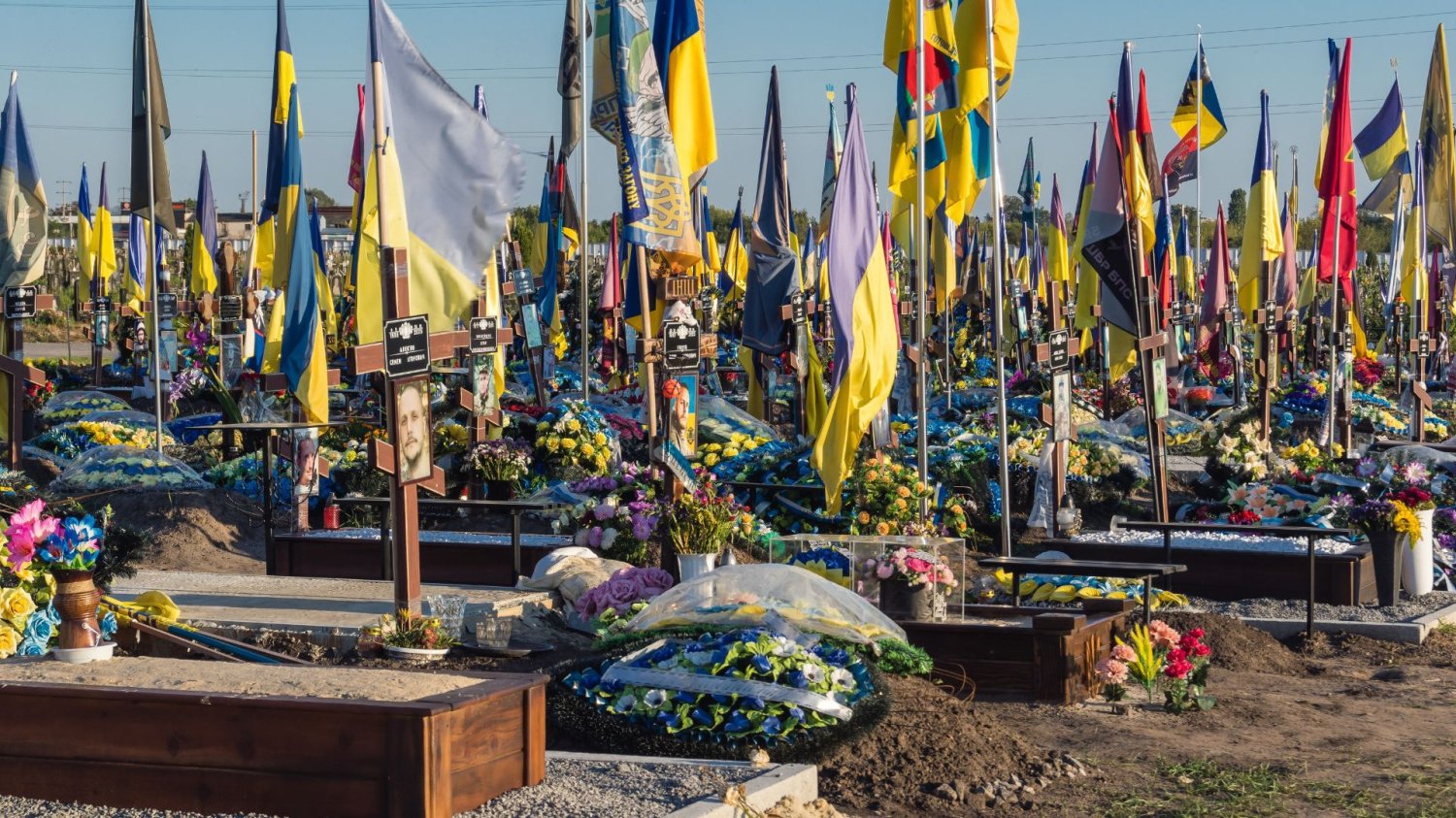 Groby żołnierzy na cmentarzu wojskowym w Ukrainie, na południe od Charkowa.
