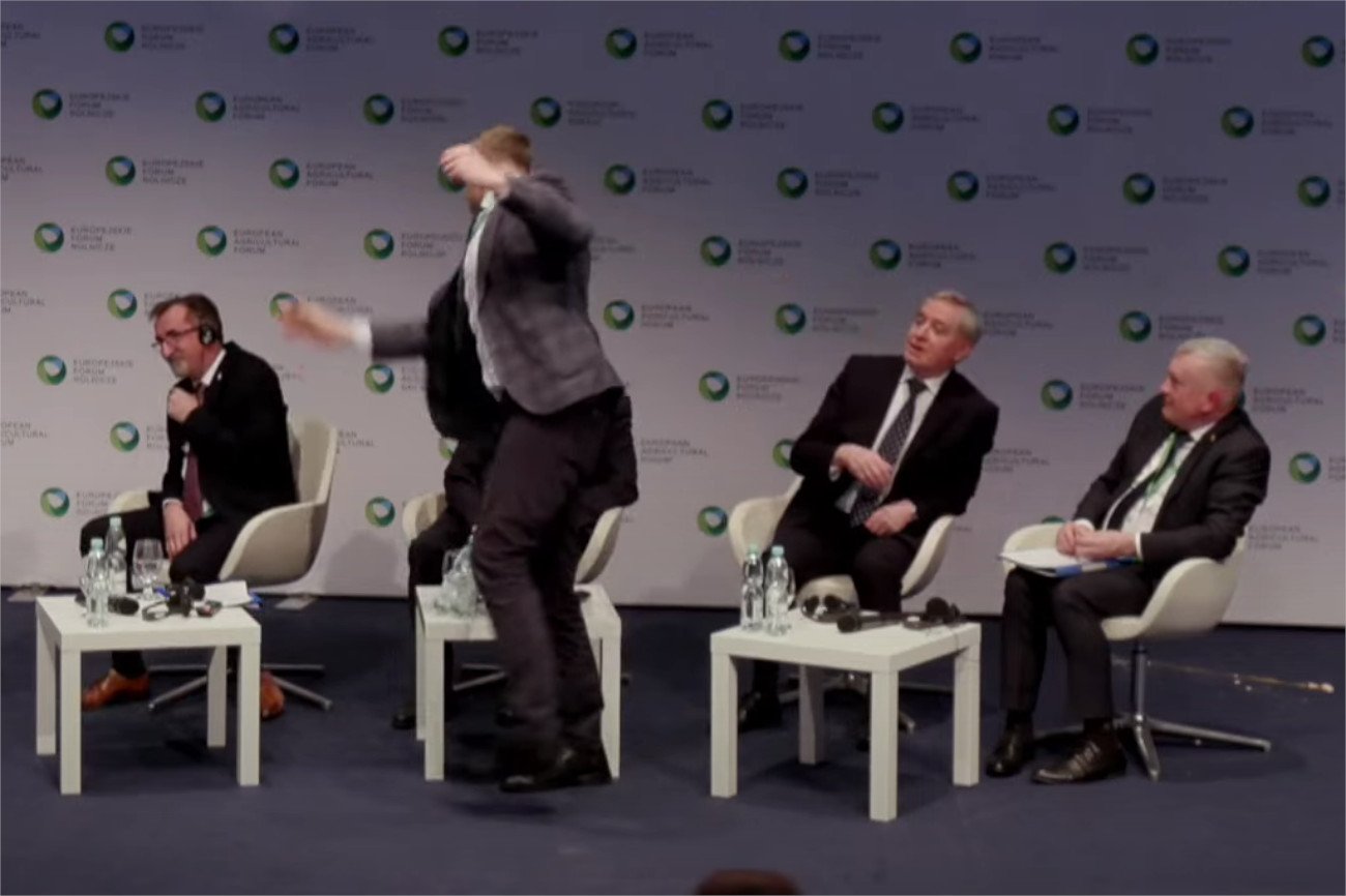 Henryk Kowalczyk został obrzucony jajkami na Europejskim Forum Rolniczym w Jasionce