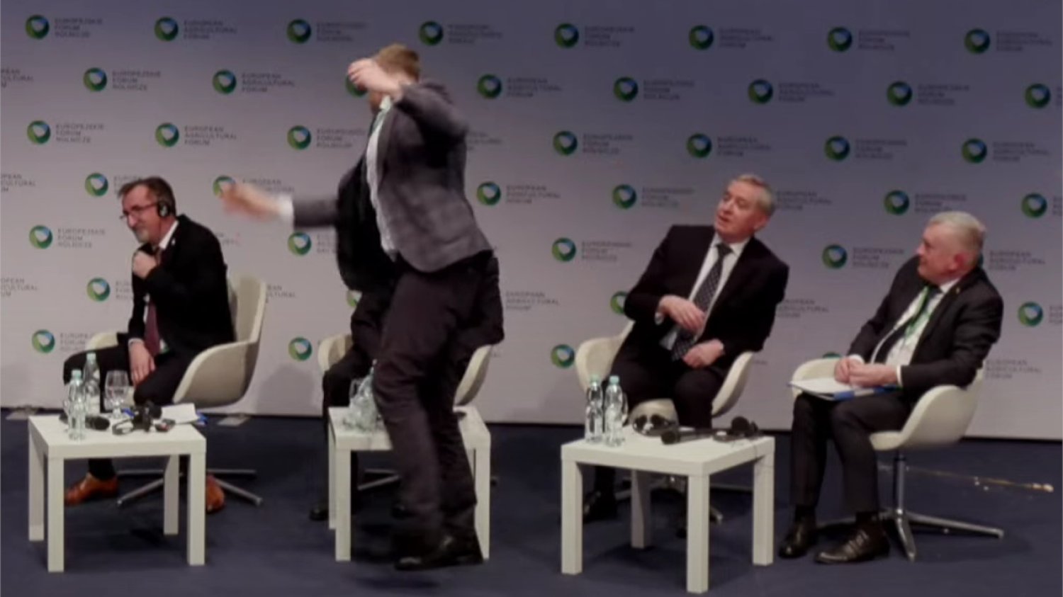 Henryk Kowalczyk został obrzucony jajkami na Europejskim Forum Rolniczym w Jasionce