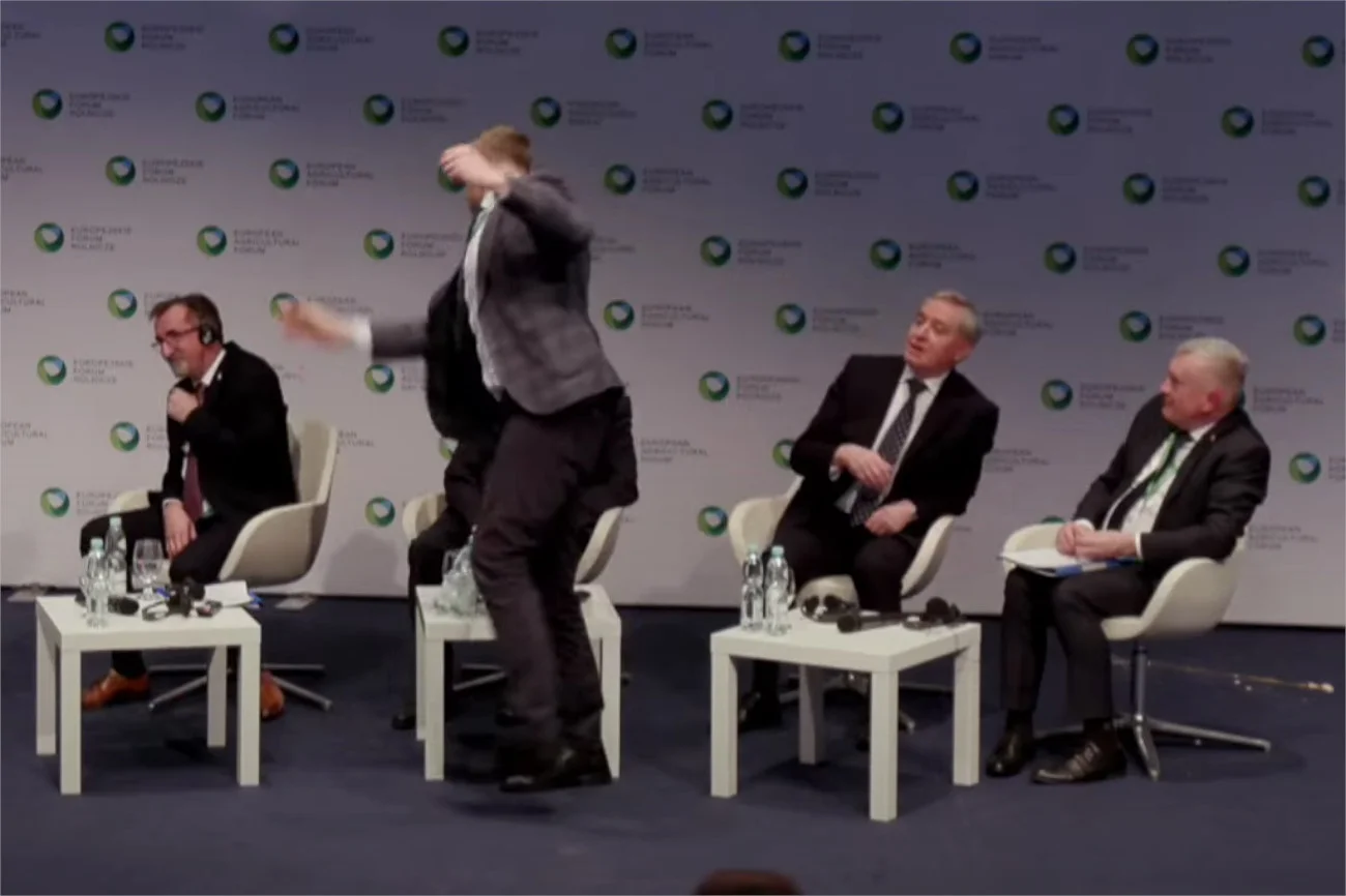 Henryk Kowalczyk obrzucony jajkami Henryk Kowalczyk został obrzucony jajkami na Europejskim Forum Rolniczym w Jasionce