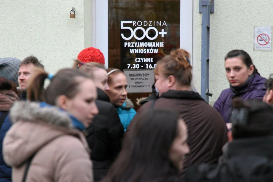 Program 500+ przysporzył zwolenników Prawu i Sprawiedliwości. Teraz na jego odpowiednik decyduje się Litwa.