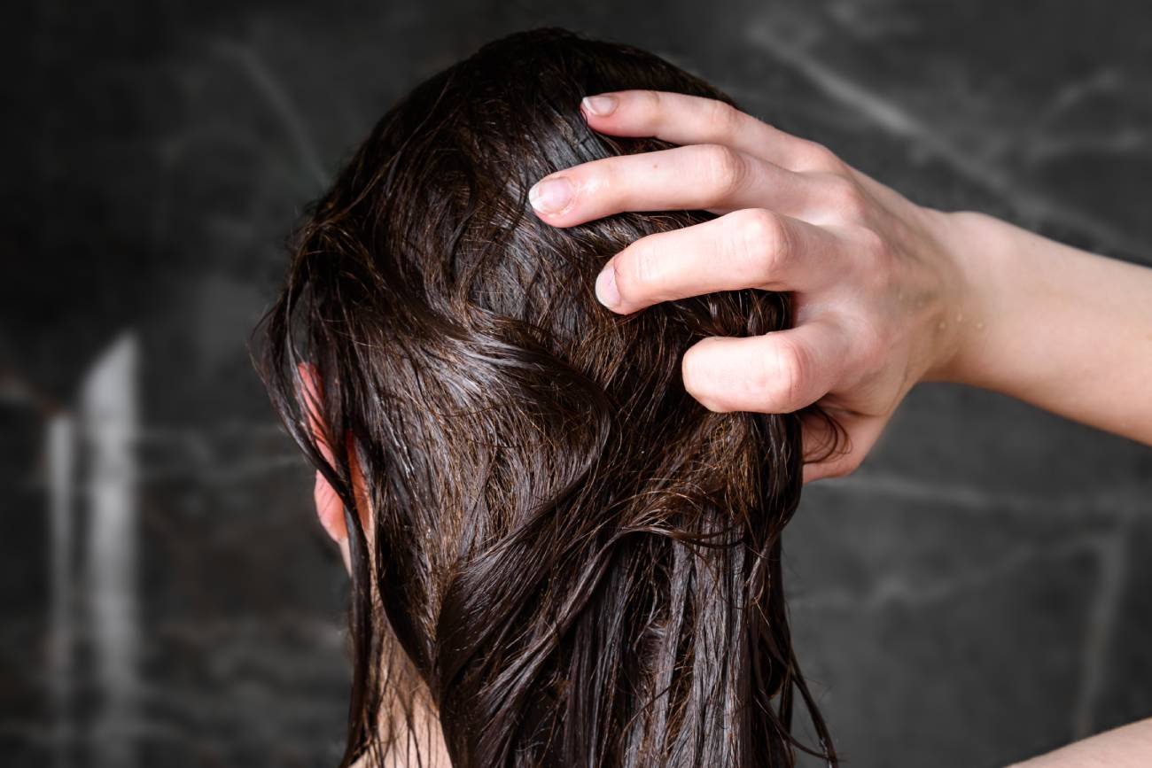 Odwrócone mycie włosów – hit na objętość jak od fryzjera