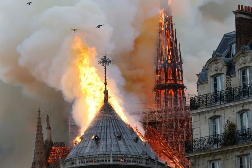 Tak zawaliła się iglica Notre Dame.