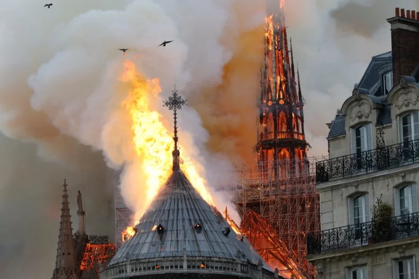 Tak zawaliła się iglica Notre Dame.