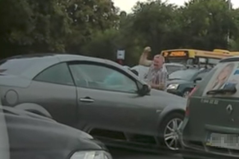 Historia z agresywnym taksówkarzem ma zaskakujący ciąg dalszy.