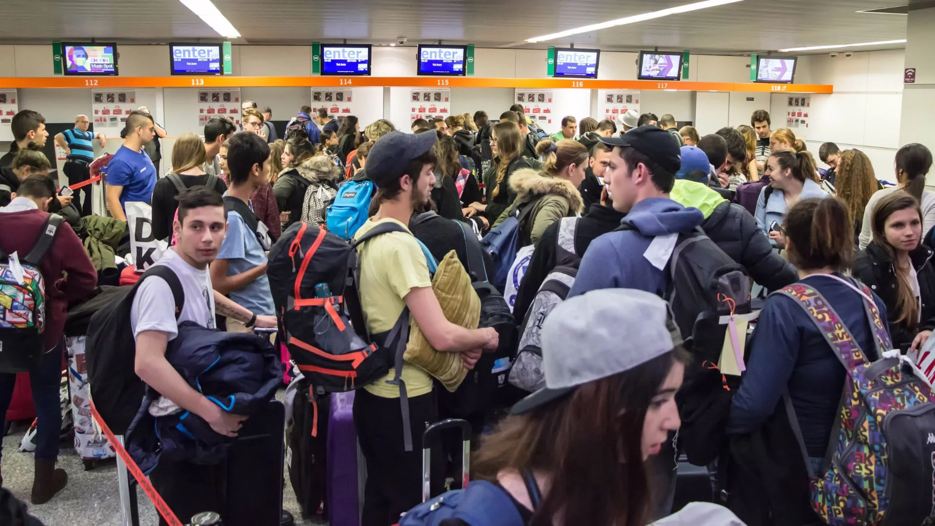 Duże utrudnienia na lotniskach w Warszawie