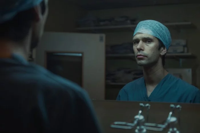"Będzie bolało": najlepsze seriale 2022 Ben Wishaw w "Będzie bolało"