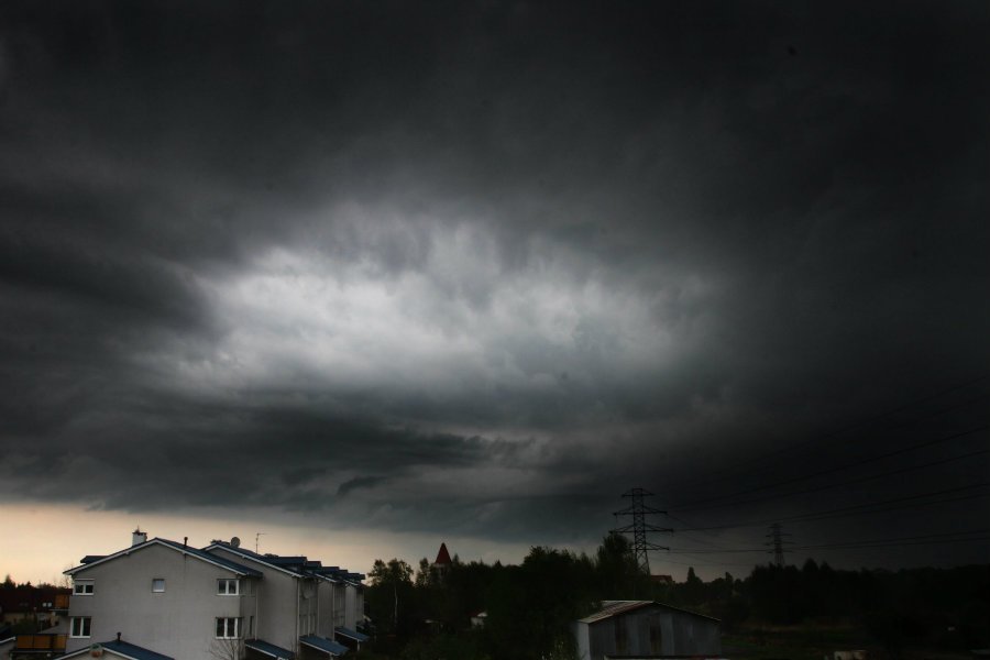 Spodziewane są trąby powietrzne i burze z gradem.