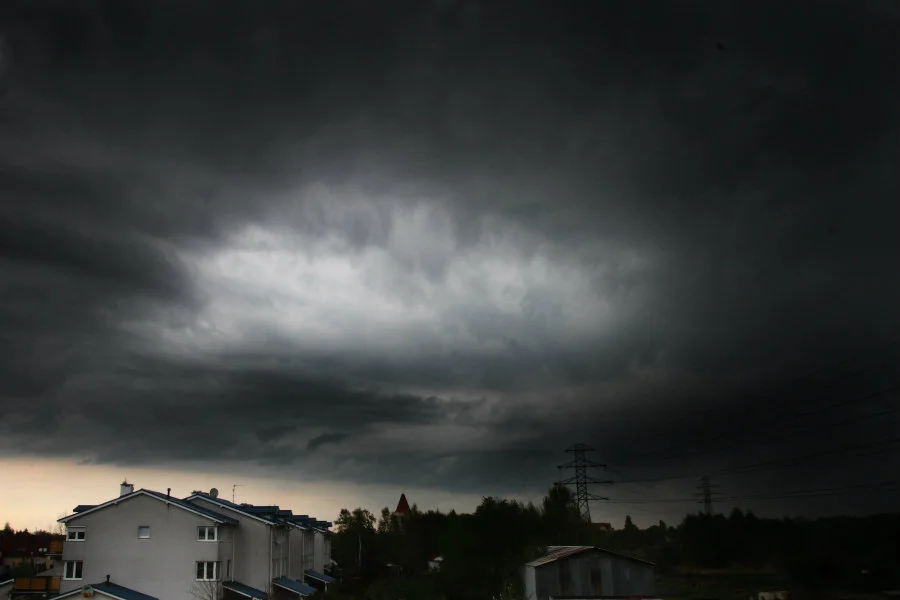 Spodziewane są trąby powietrzne i burze z gradem.