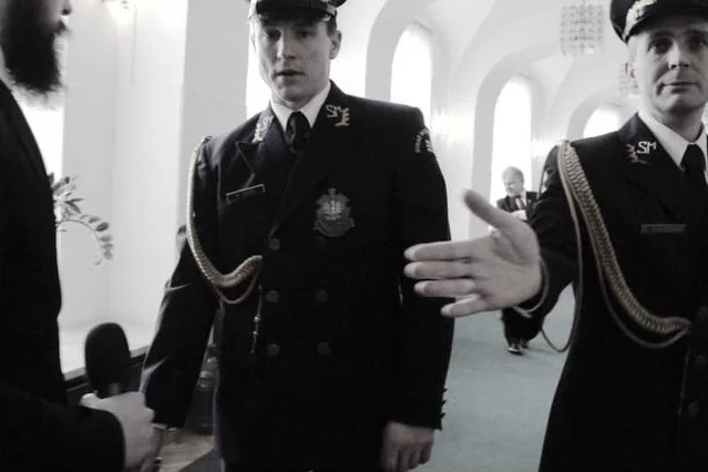 Fotoreporterowi cofnięto na rok akredytację po tym, jak zrobił zdjęcie bosej stopy posłanki Lidii Gądek.