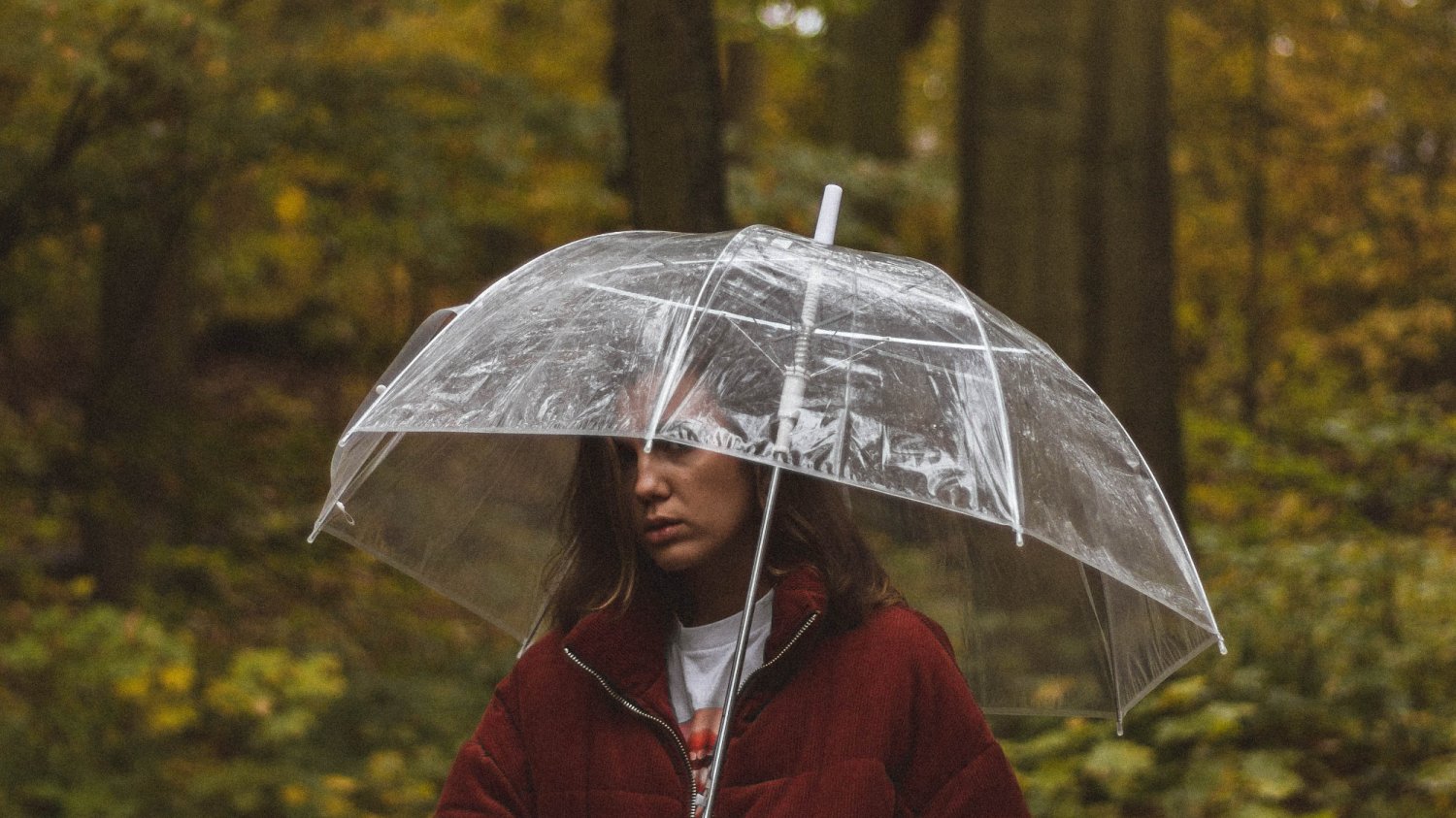 jesienna depresja kobieta z parasolem w lesie jesienią