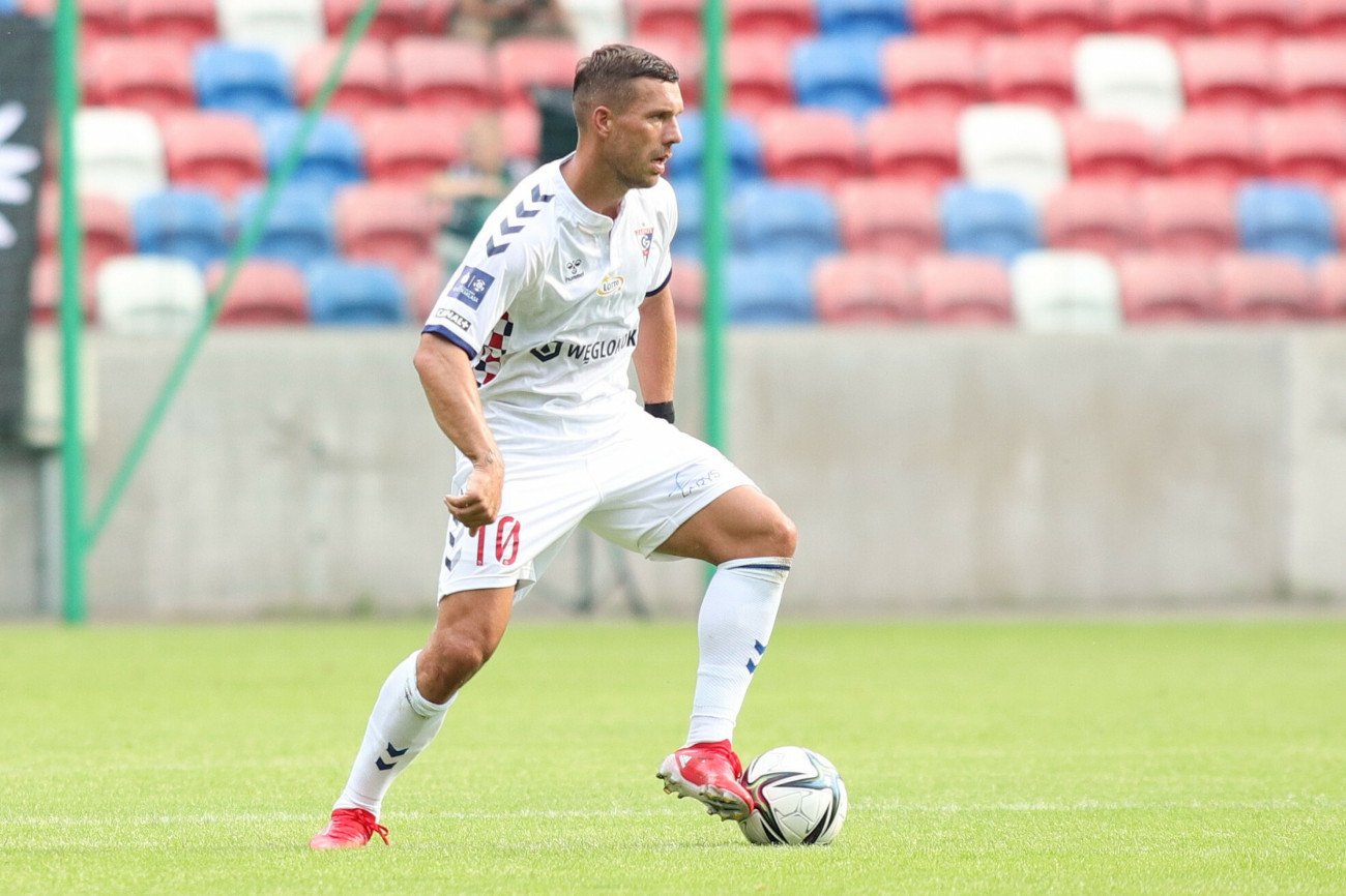 Lukas Podolski zaliczył w sobotnim meczu asystę, a Górnik Zabrze bez problemów wygrał 4:2 (1:1) z Wisłą Płock.