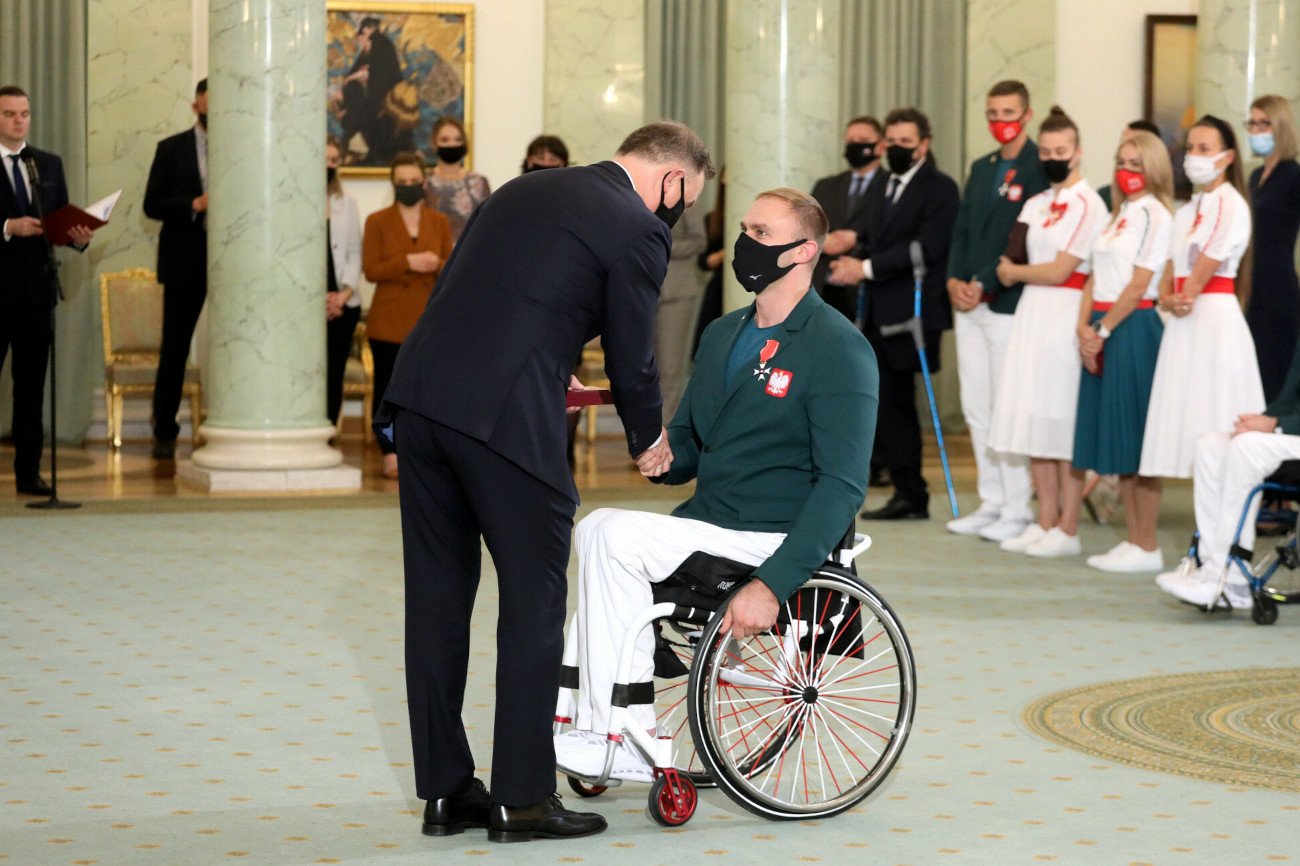 Andrzej Duda w środowe popołudnie odznaczył polskich medalistów igrzysk paraolimpijskich w Tokio.
