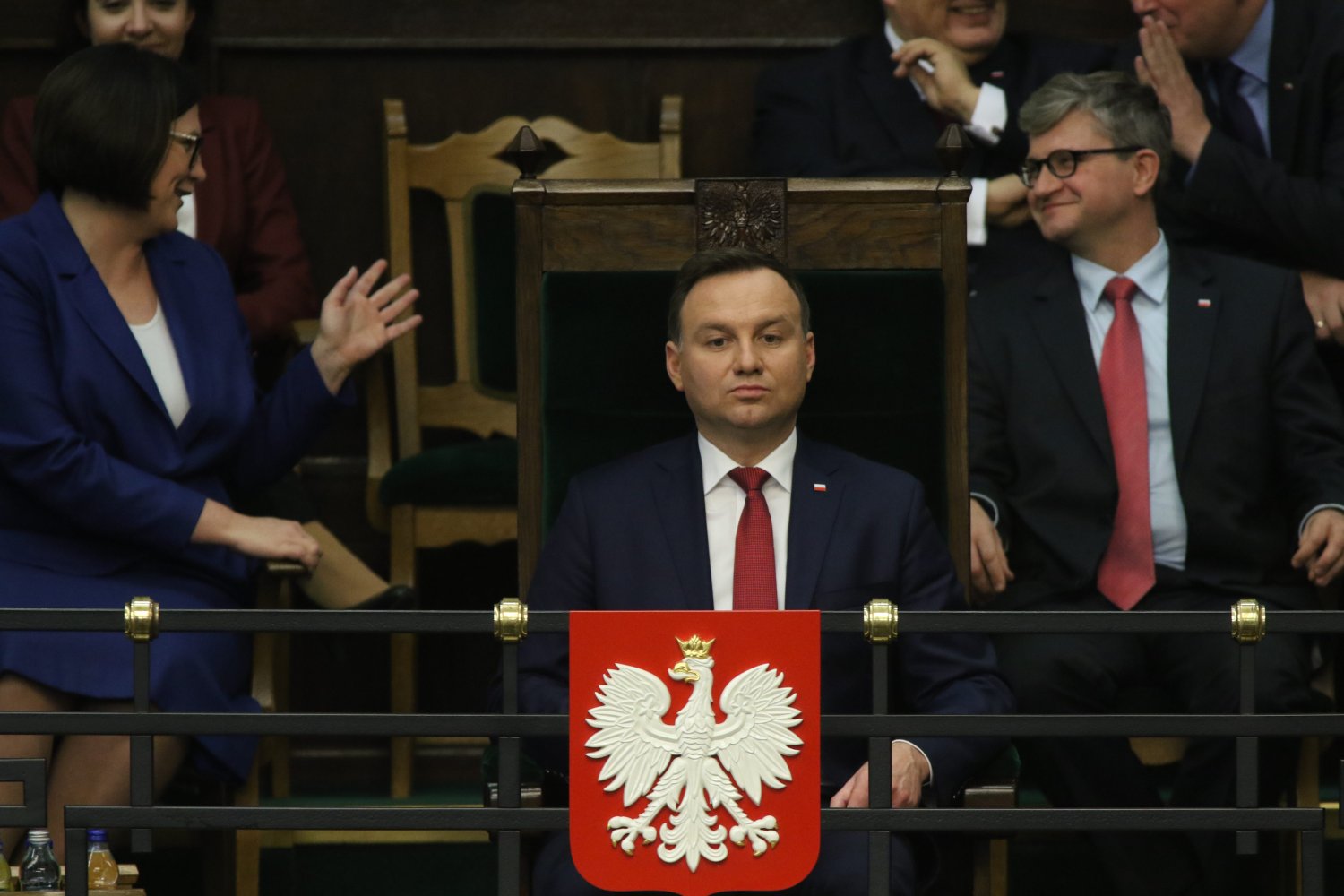 Prezydent Andrzej Duda jest oskarżany przez opozycję o łamanie konstytucji.