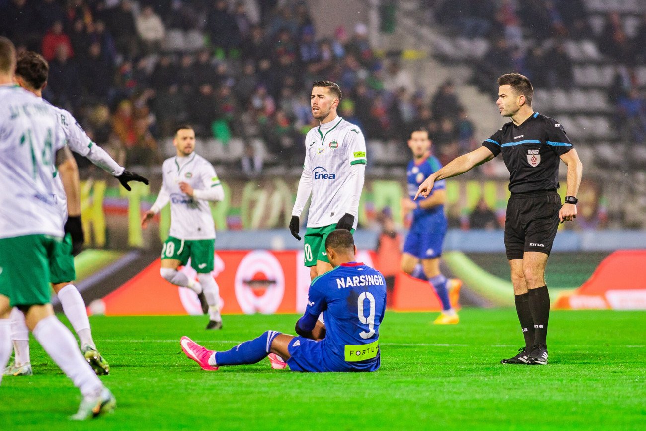 Piłkarze Miedzi Legnica i Radomiaka Radom jako pierwsi pojawili się na murawie w ligowym wydaniu w 2023 roku.