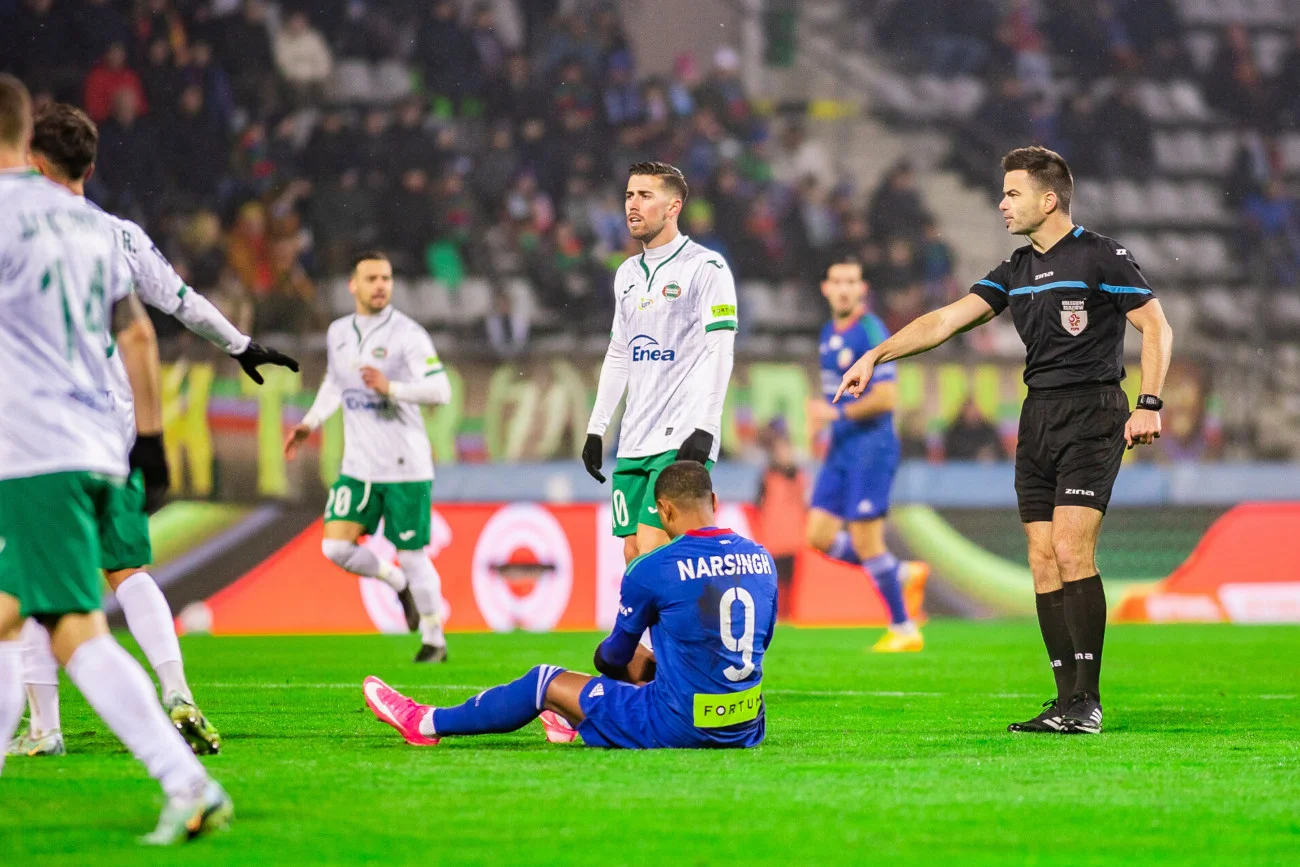 Piłkarze Miedzi Legnica i Radomiaka Radom jako pierwsi pojawili się na murawie w ligowym wydaniu w 2023 roku.