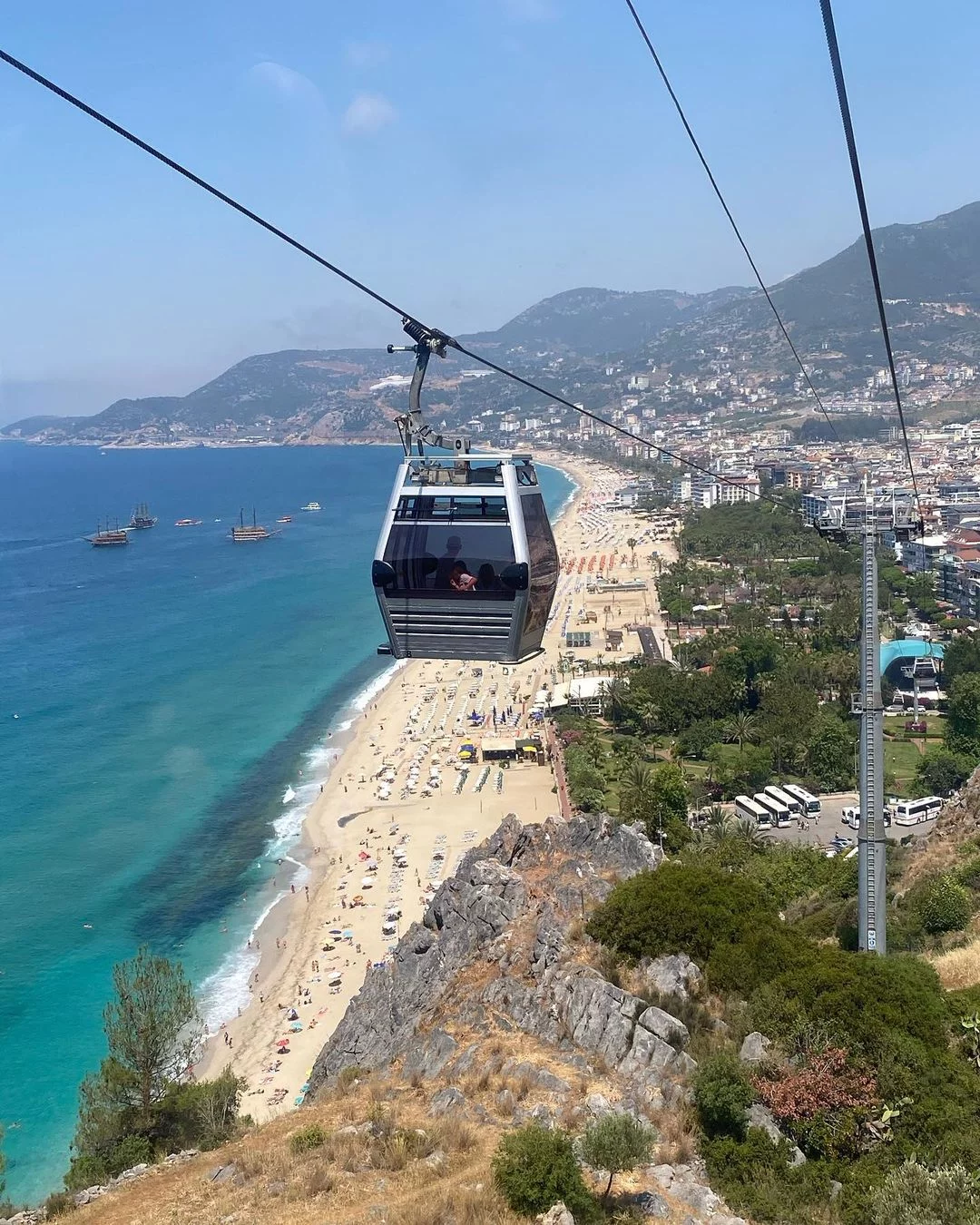 Widok na plażę Kleopatry z perspektywy kolejki liniowej Alanya Teleferik.