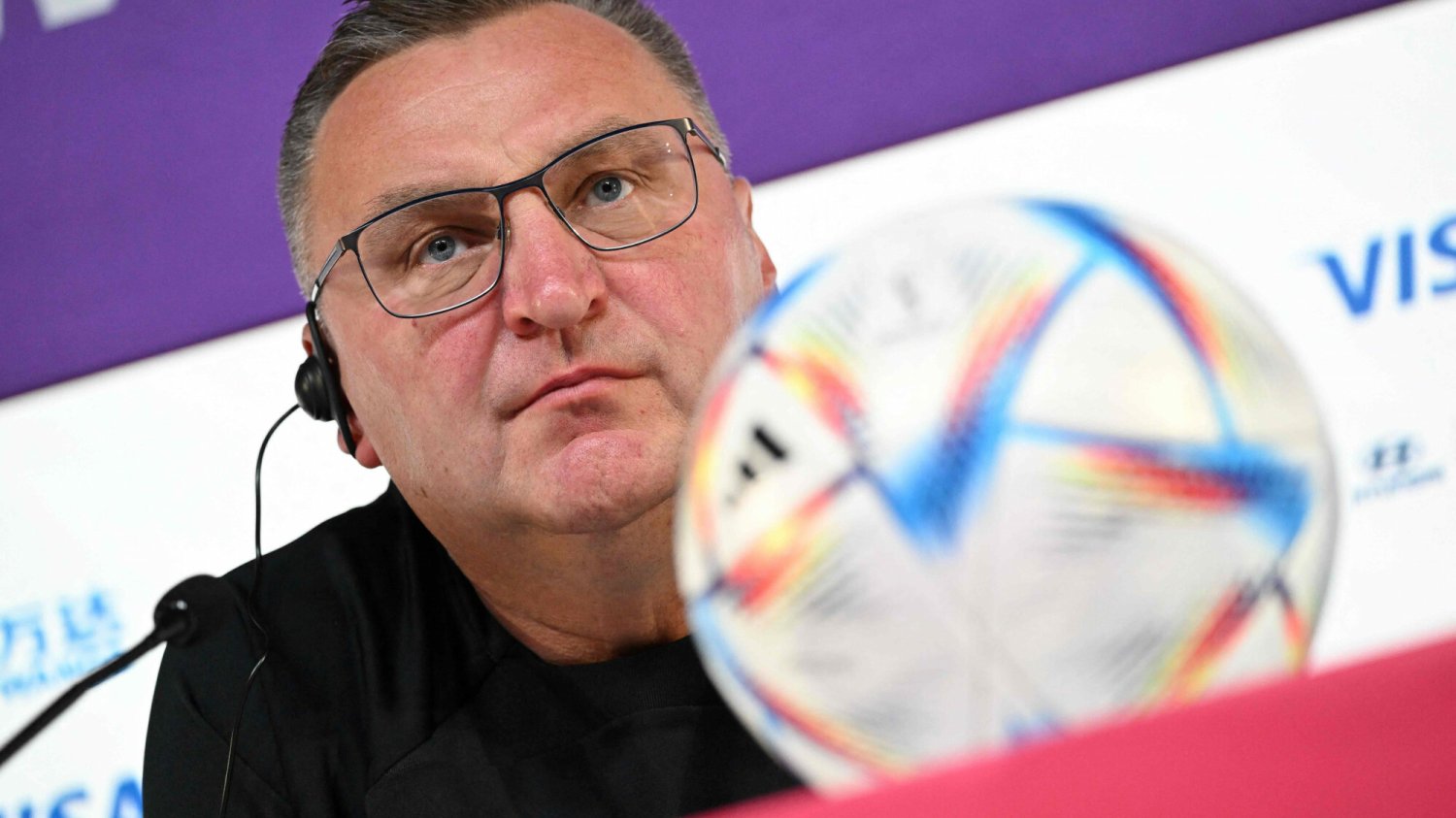 Trener Michniewicz w czwartek na konferencji pojawił się z dwójką skrzydłowych "powiązanych" z Lechem Poznań.