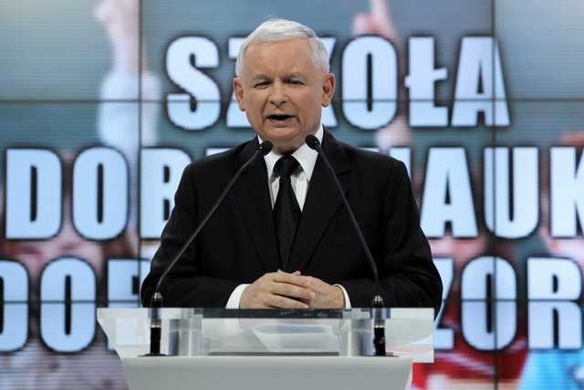 Prezes Prawa i Sprawiedliwości Jarosław Kaczyński prezentuje pomysły swojej partii na edukacje