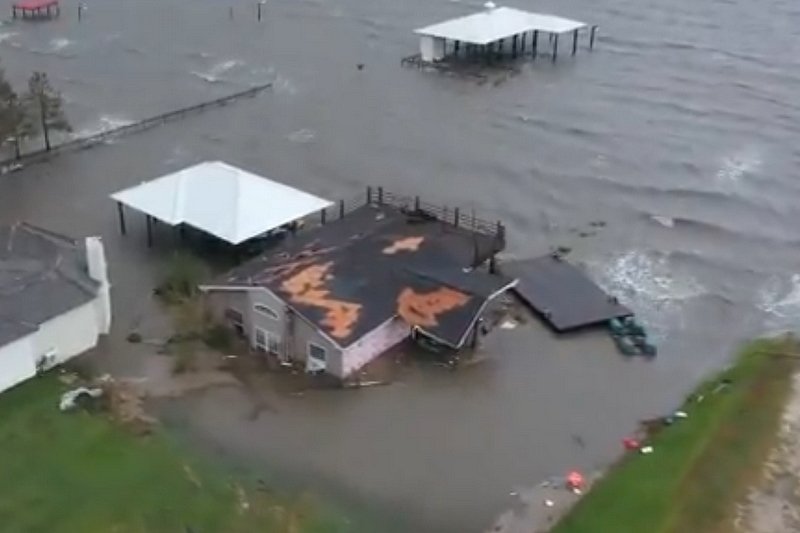 Huragan Laura uderzył w południowe wybrzeże stanu Luizjana.