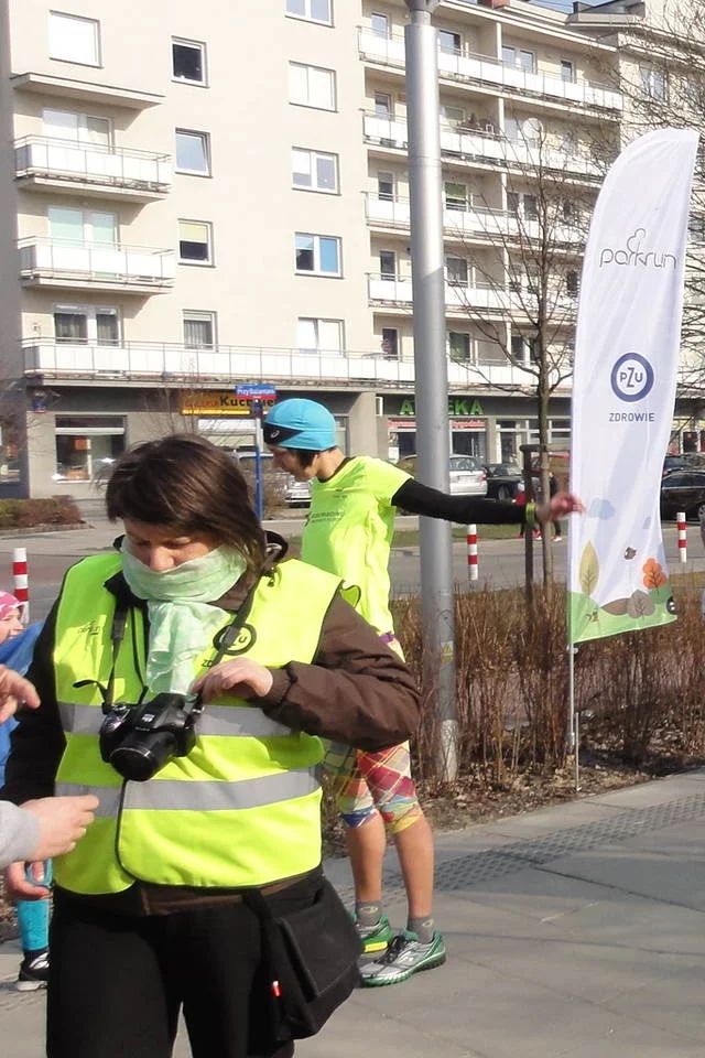 Przed startem trzeba się rozgrzać. A jeśli się nie biegnie, to trzeba chociaż robić zdjęcia.