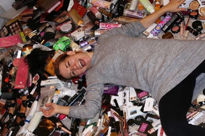 "Tonąca" w kosmetykach Krystal Sutherland.