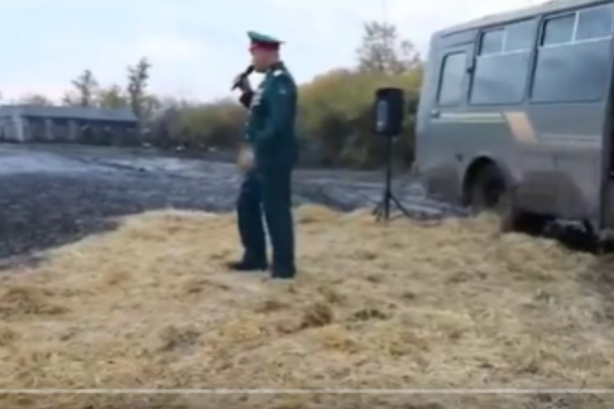 Koncert dla rekrutów w Rosji w słomie i błocie.