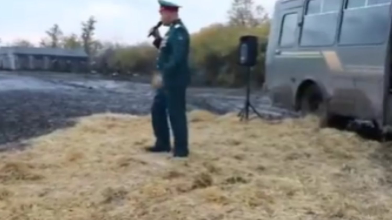 Koncert dla rekrutów w Rosji w słomie i błocie.