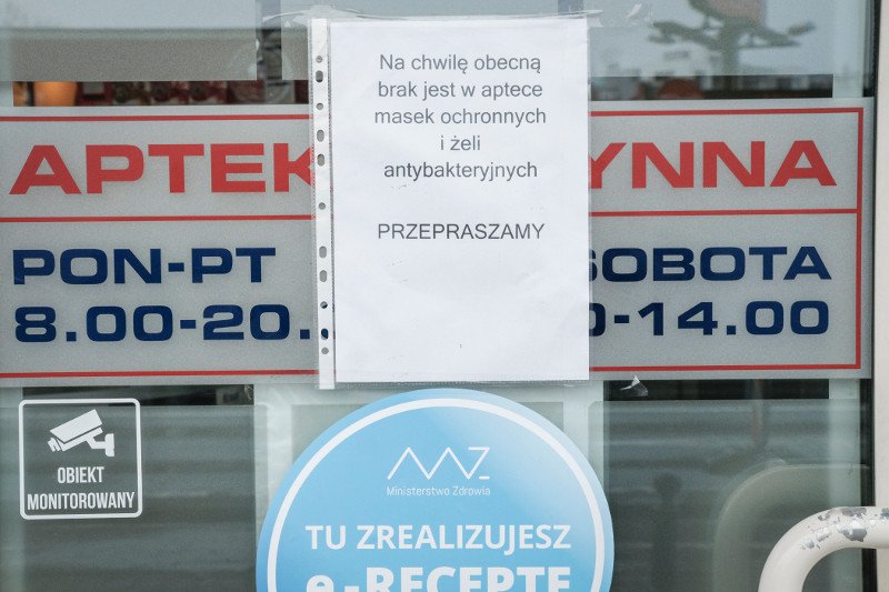 Czego brakuje w aptekach z powodu paniki przed koronawirusem? Sprawdzamy.