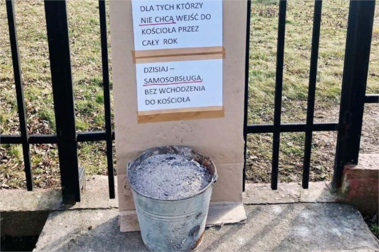 Zdjęcie wiadra popiołu przed kościołem wywołało spore oburzenie.