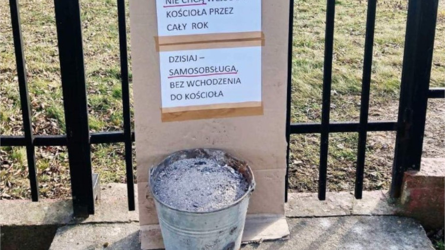 Zdjęcie wiadra popiołu przed kościołem wywołało spore oburzenie.