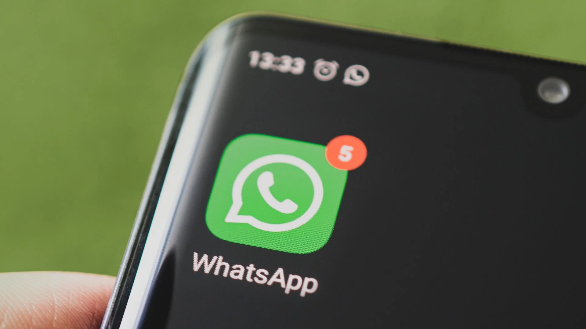 Fala oszustw na WhatsAppie. Rozmowy polityków mogły trafić w ręce przestępców ekran z aplikacją WhatsApp