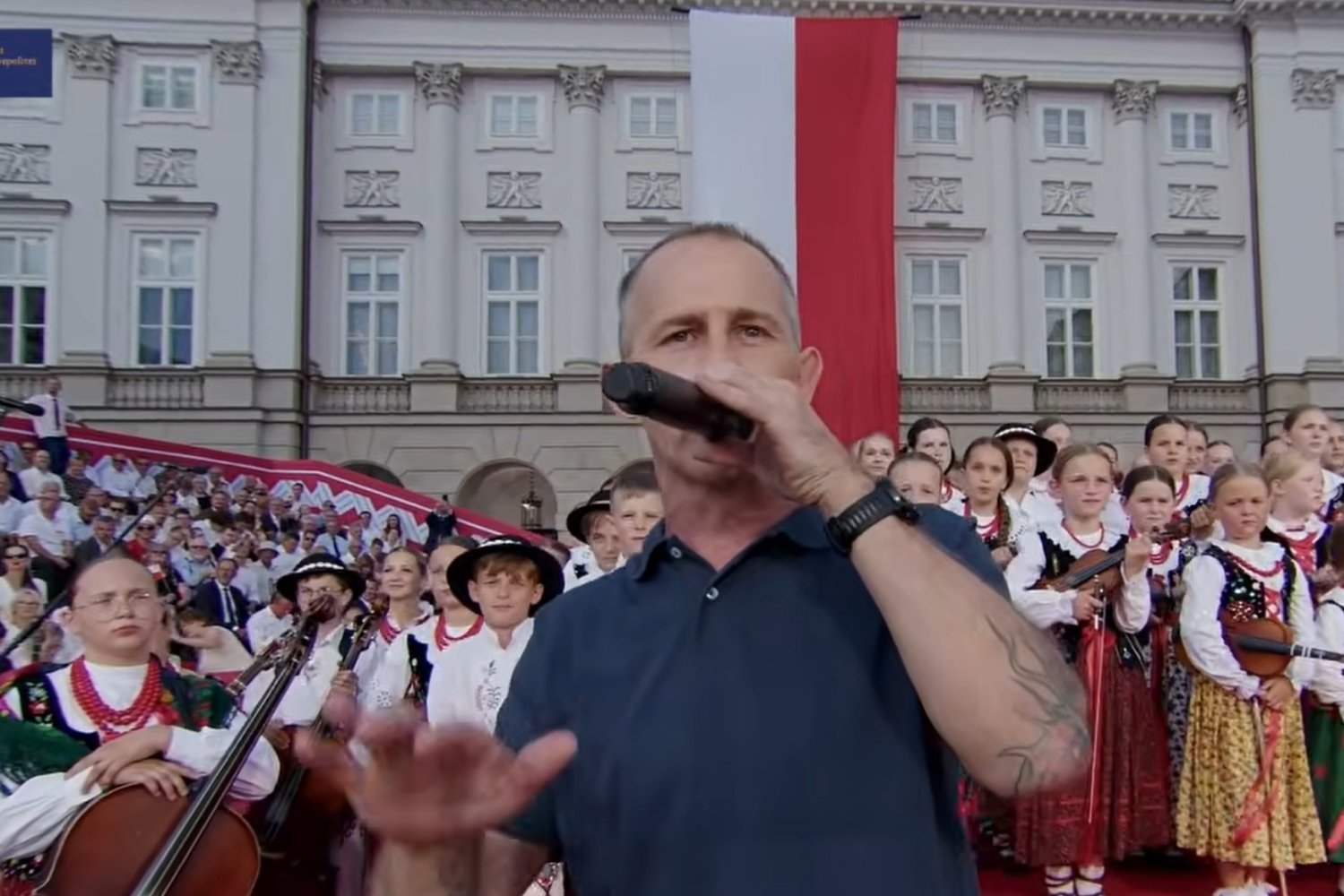 Eldo rapował na scenie w rocznicę Nawrockiego. Zaskakujących scen było więcej Eldo